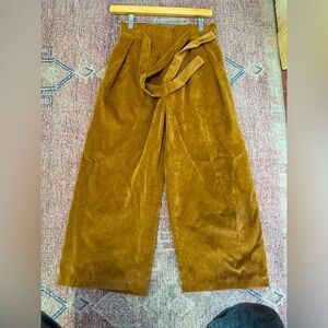 Everly high waist wide leg crop fine lightweight corduroy pants. Size small